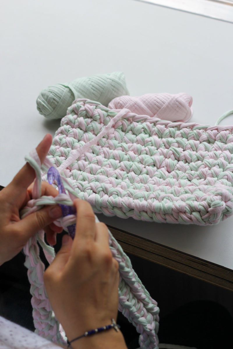 Haekeltasche aus T-shirt Garn in Pastelltönen und Glitzer Haekelnadel