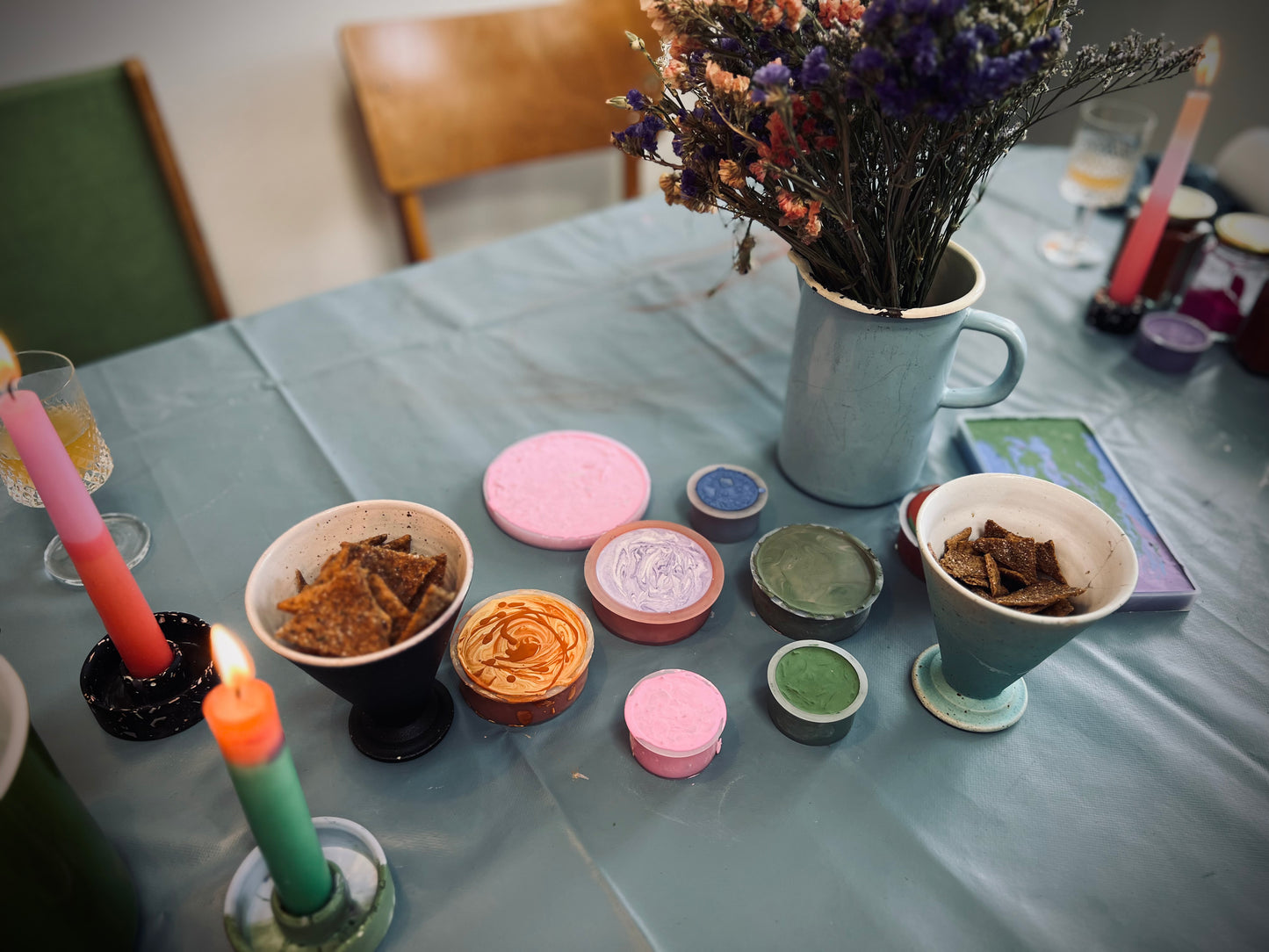 Innovativer Raysin DIY Workshop Kerzenständer bunt rosa lila Terrazzo Marmor Dipdye Kerzen färben Farben kreativ gestalten