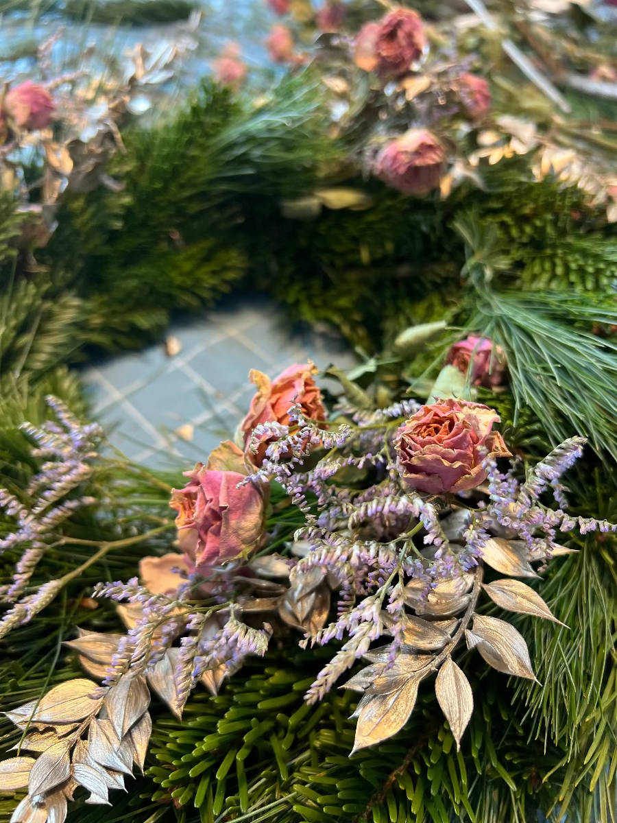 Selbstgebundener Weihnachtskranz mit Rosen und Lavendel. Wurde im Workshop von Teilnehmerinnen hergestellt.