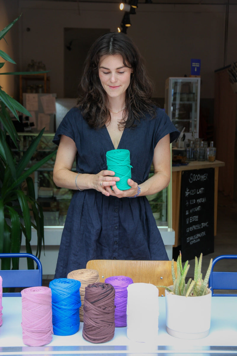 Workshop Leiterin bereitet das crochet event im cafe metta vor