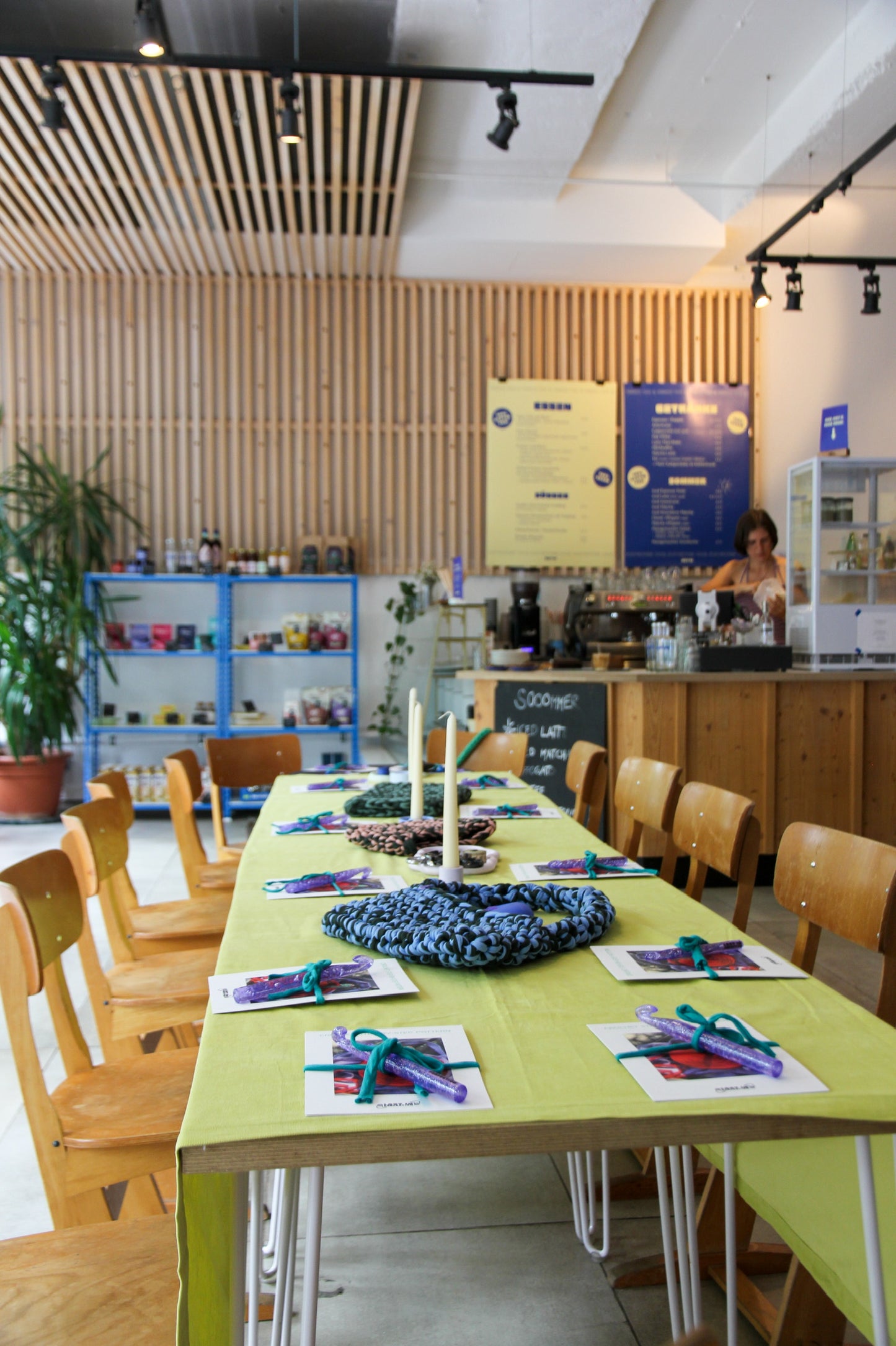 Workshop location im cafe metta schoen dekorierter tisch mit haekelanleitung und haekelnadel sowie Wolle