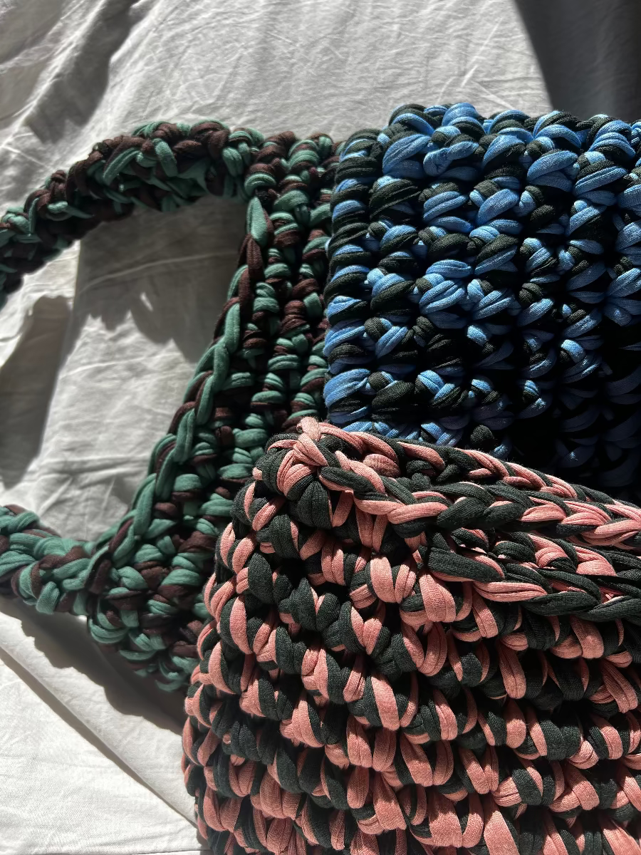 Drei verschiedene Haekeltaschen aus recycling Jersey Garn in blau grün und rosa