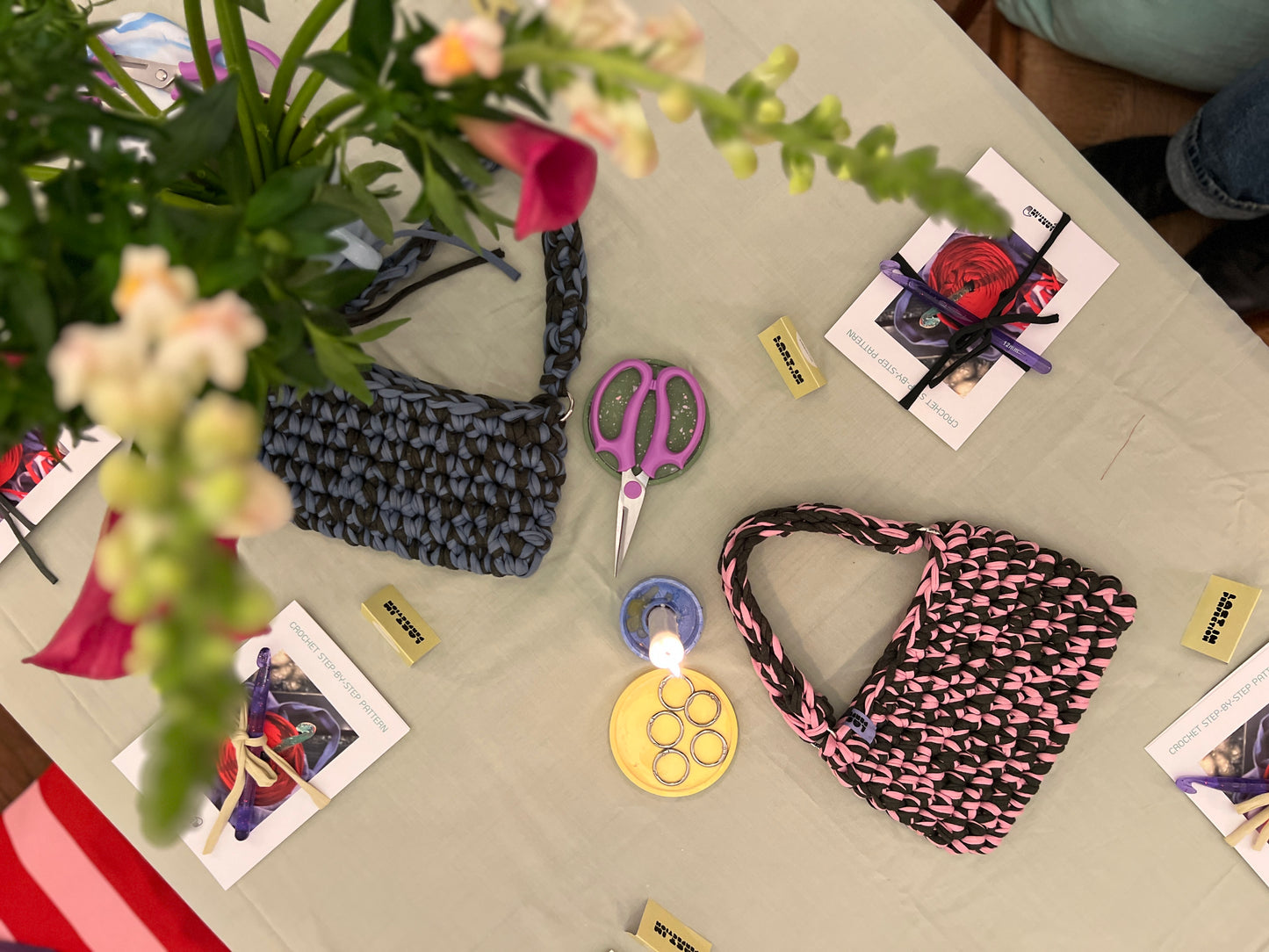 taschen auf tisch selbstgehaekelt für workshop.