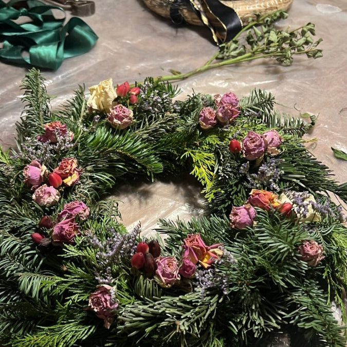 Adventskranz wird aus Tannengrün gebunden
