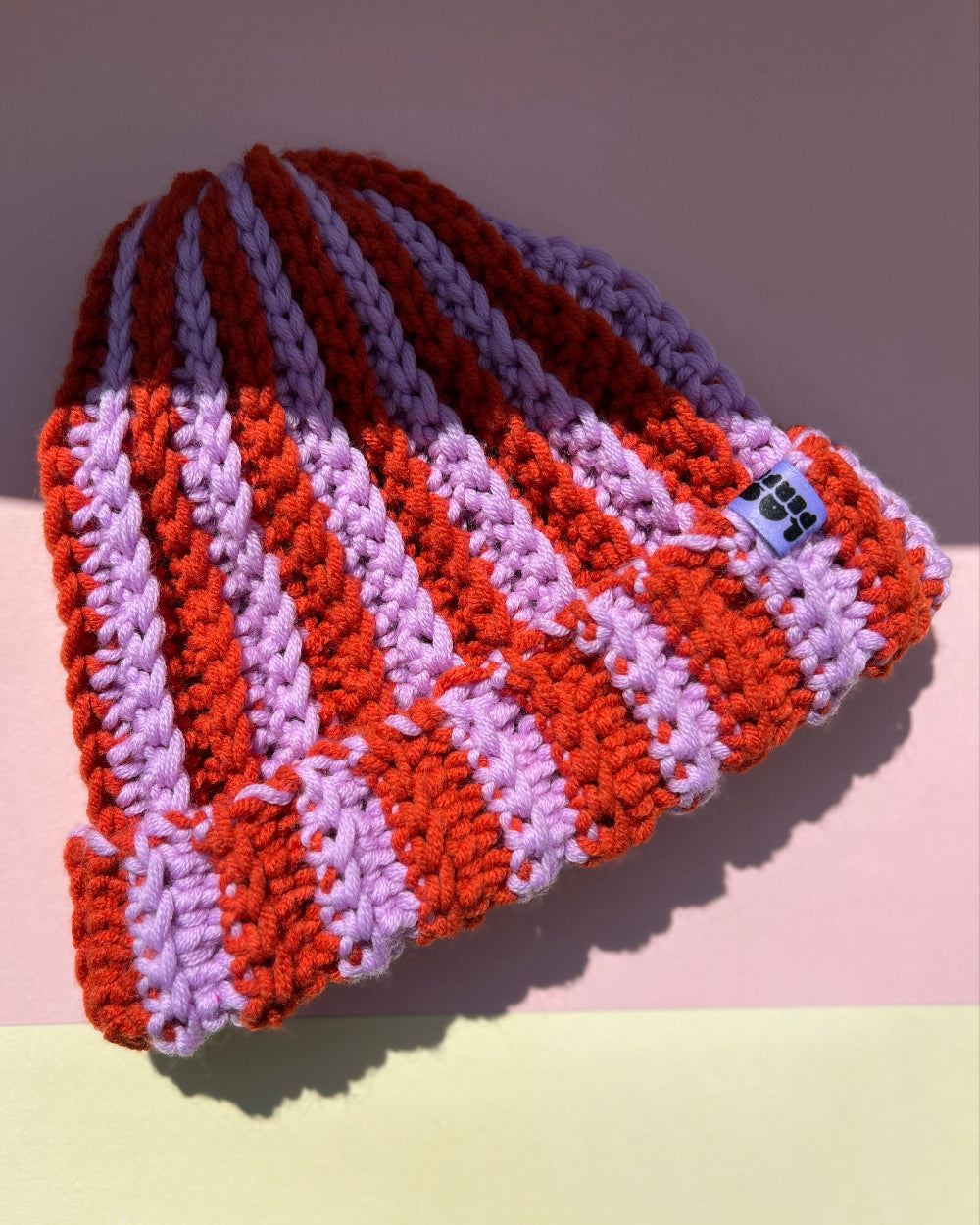 Gehäkelte Mütze in lila orange.
