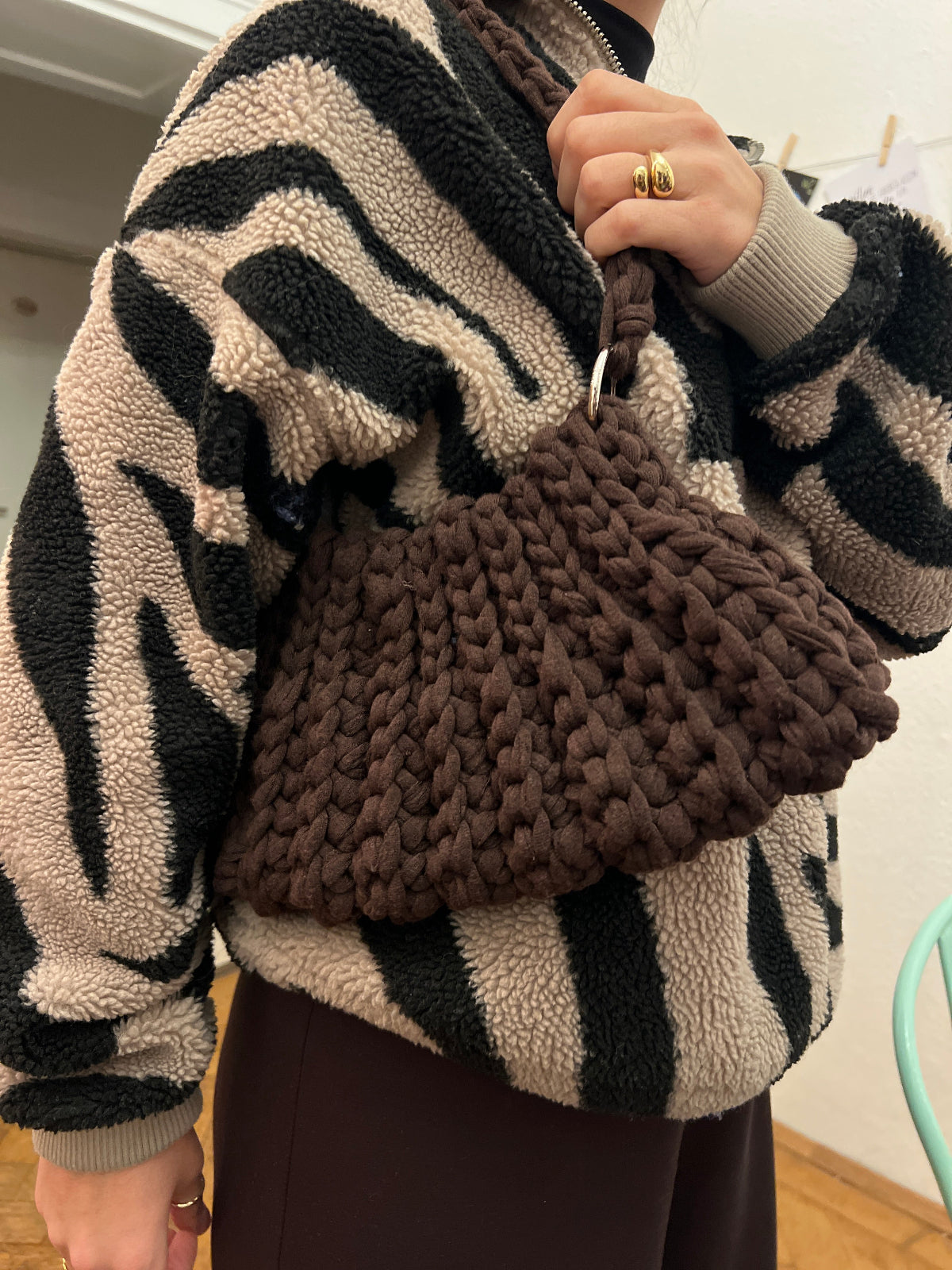 Selbstgehäkelte Tasche in Braun aus dem Workshop bei dem man häkeln lernt.