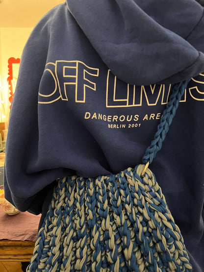 Teilnehmerin mit Tasche in Blau und Gelb aus Tshirt-Garn.