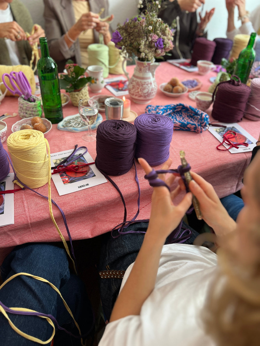 Frauen lernen häkeln und machen sich ihre eigene Taschen aus recyling t-shirt garn.