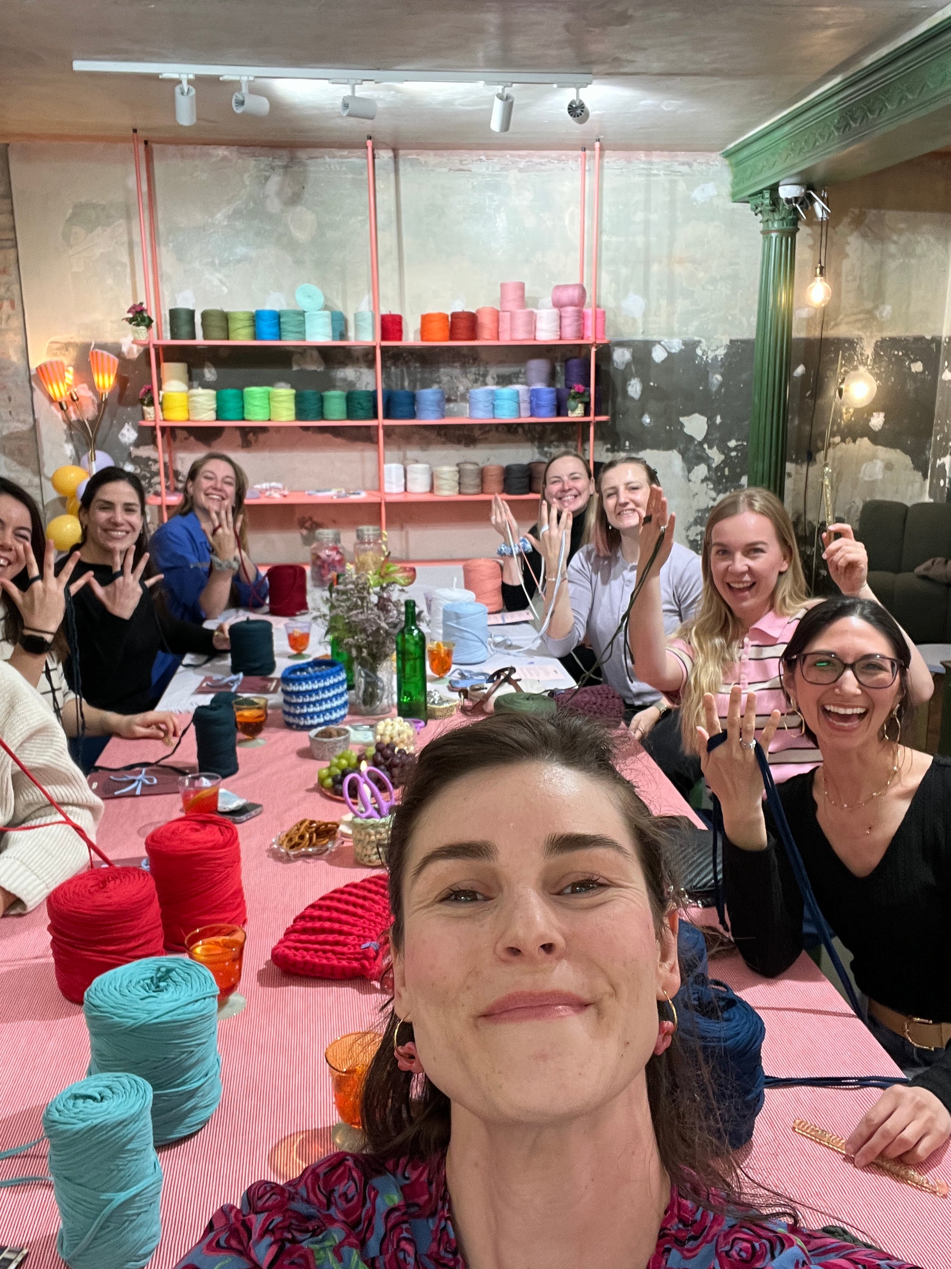 Tisch mit allen Workshop Teilnehmerinnen und Kursleiterin beim häkeln lernen in München.