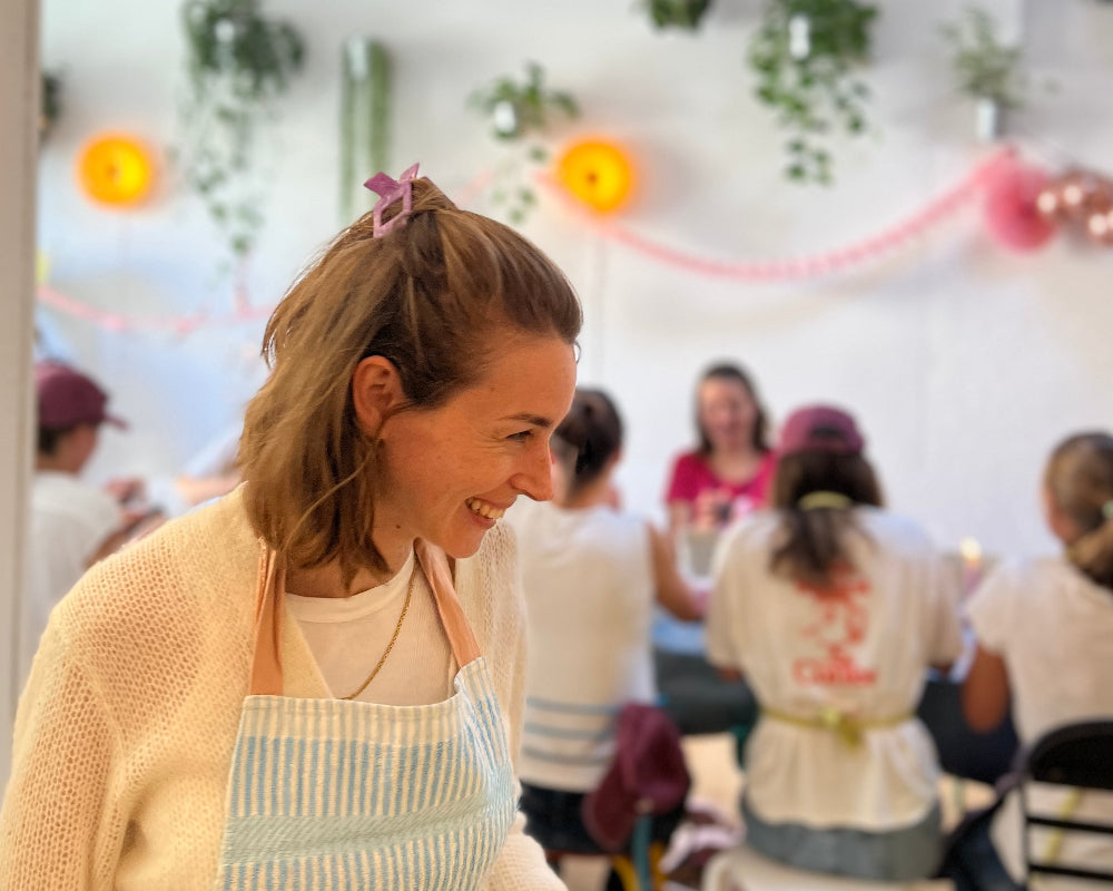 Kreativer Geburtstag in München, Frauen mit Schürzen basteln zusammen.