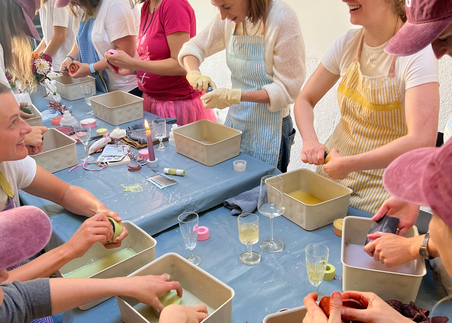 Frauen feiern einen kreativen Junggesellinnen Abschied bei meinem Raysin kerzen Workshop in München.