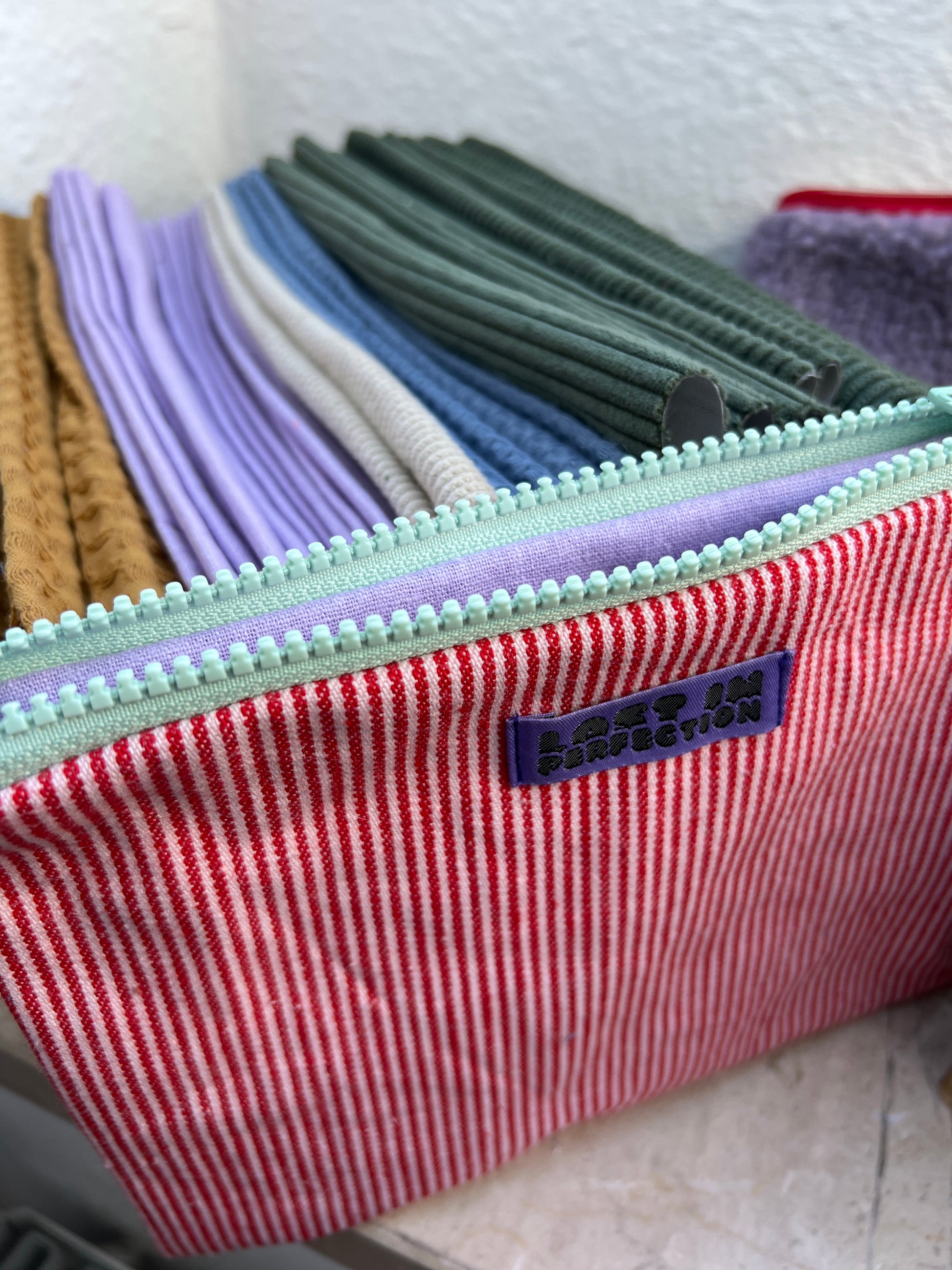 Täschen dass man im Nähkurs herstellt und Stoffe, die es zur Auswwahl gibt in München im Westend.