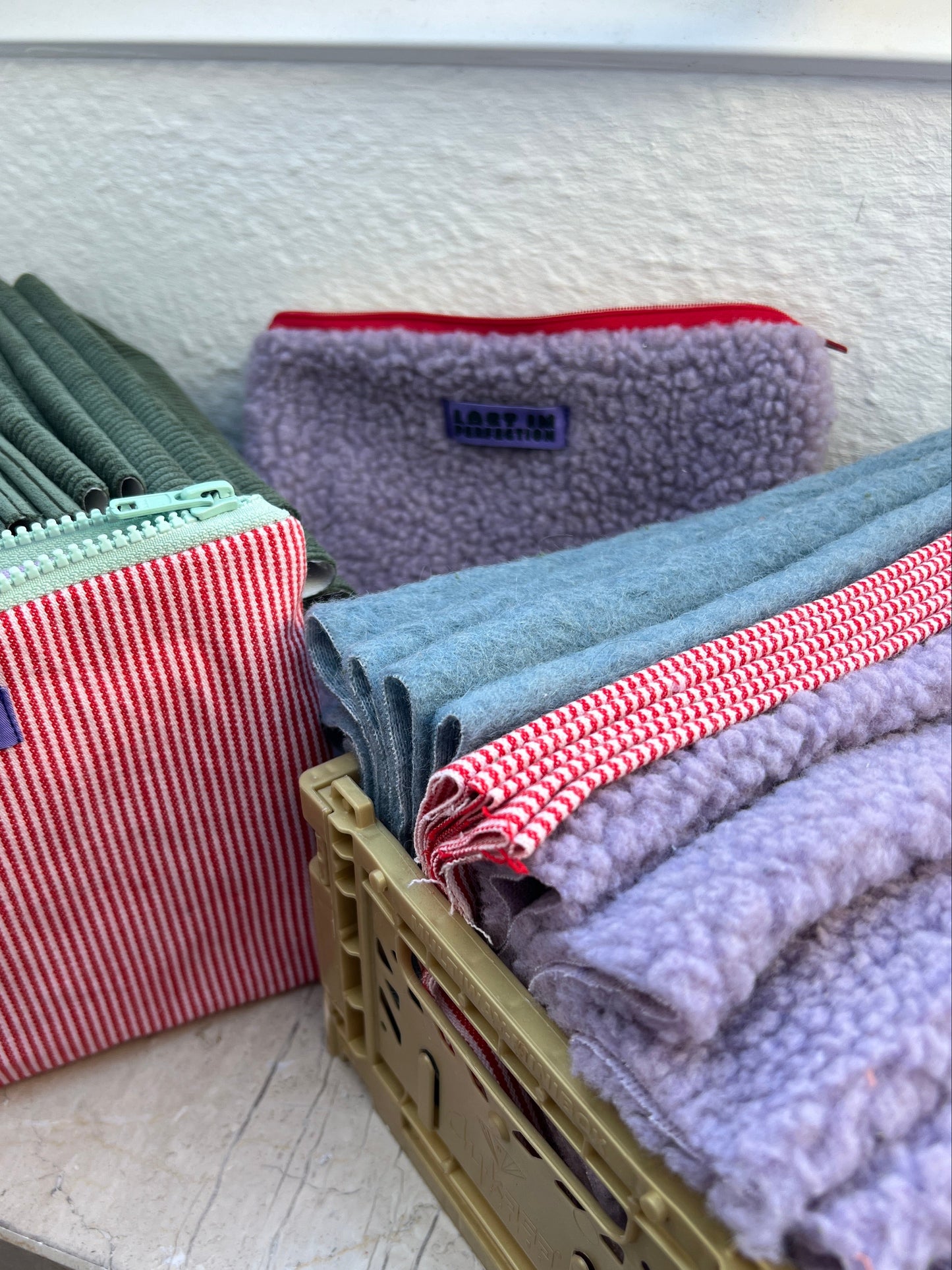 Täschen auf Tisch zur präsentation beim Näh-Workshop.