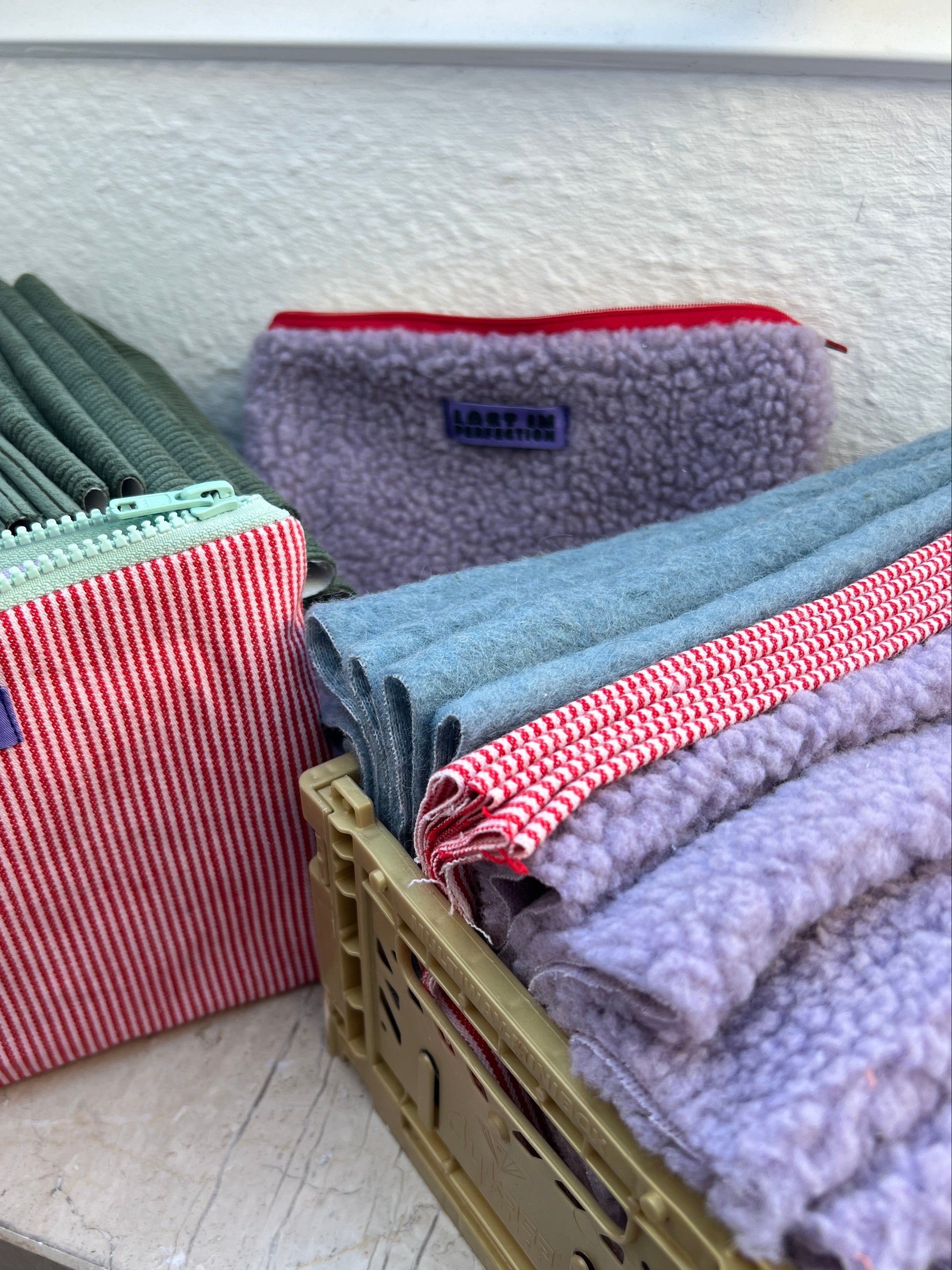 Täschen auf Tisch zur präsentation beim Näh-Workshop.