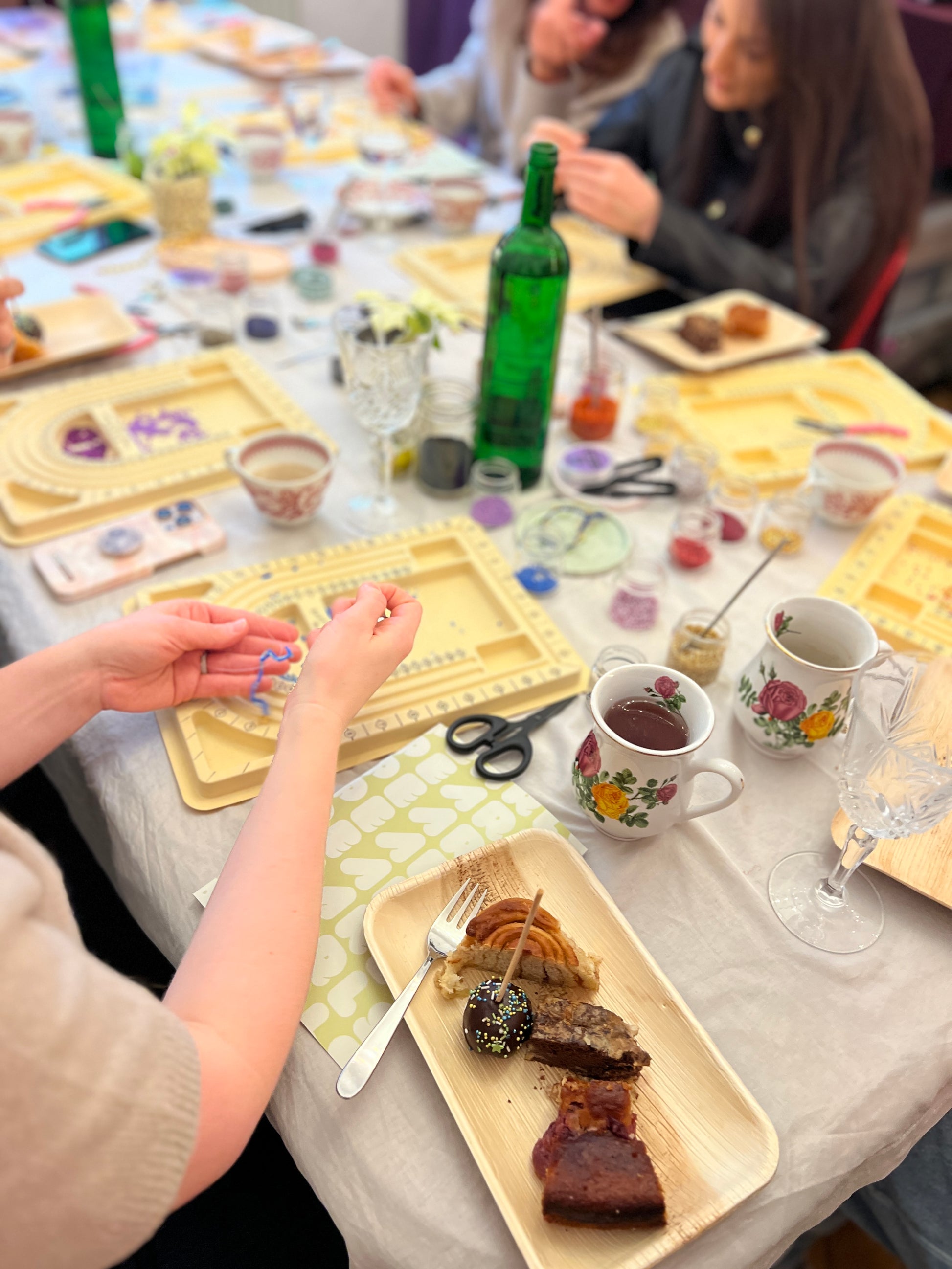 Perlenfädeln und Kuchen naschen.  Geschenkgutschein von Lost in perfection.