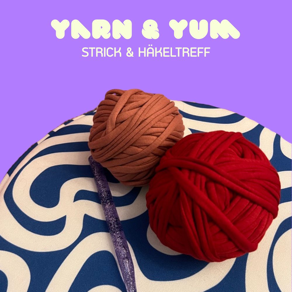 Wolle auf einem tisch um gemeinsam zu stricken. Häkelnadel dabei.