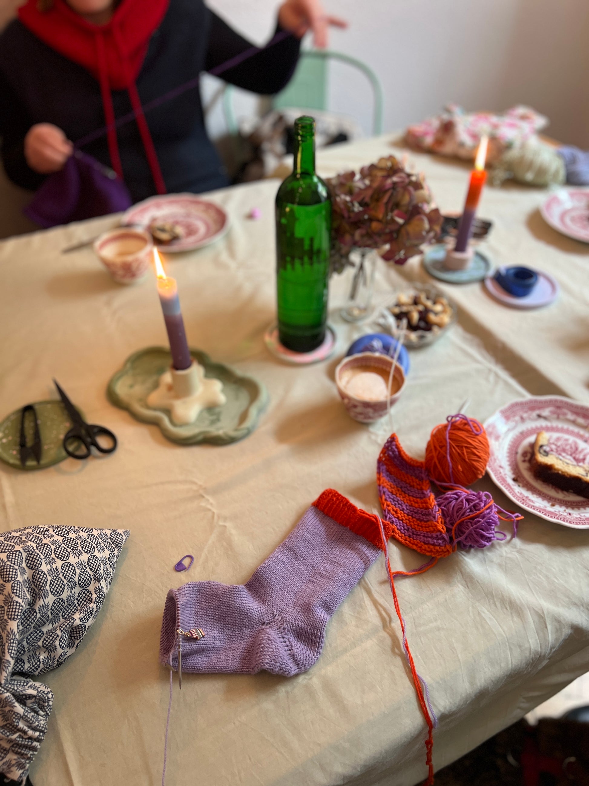 Gemeinsames stricken und häkeln im strickcafe in münchen.