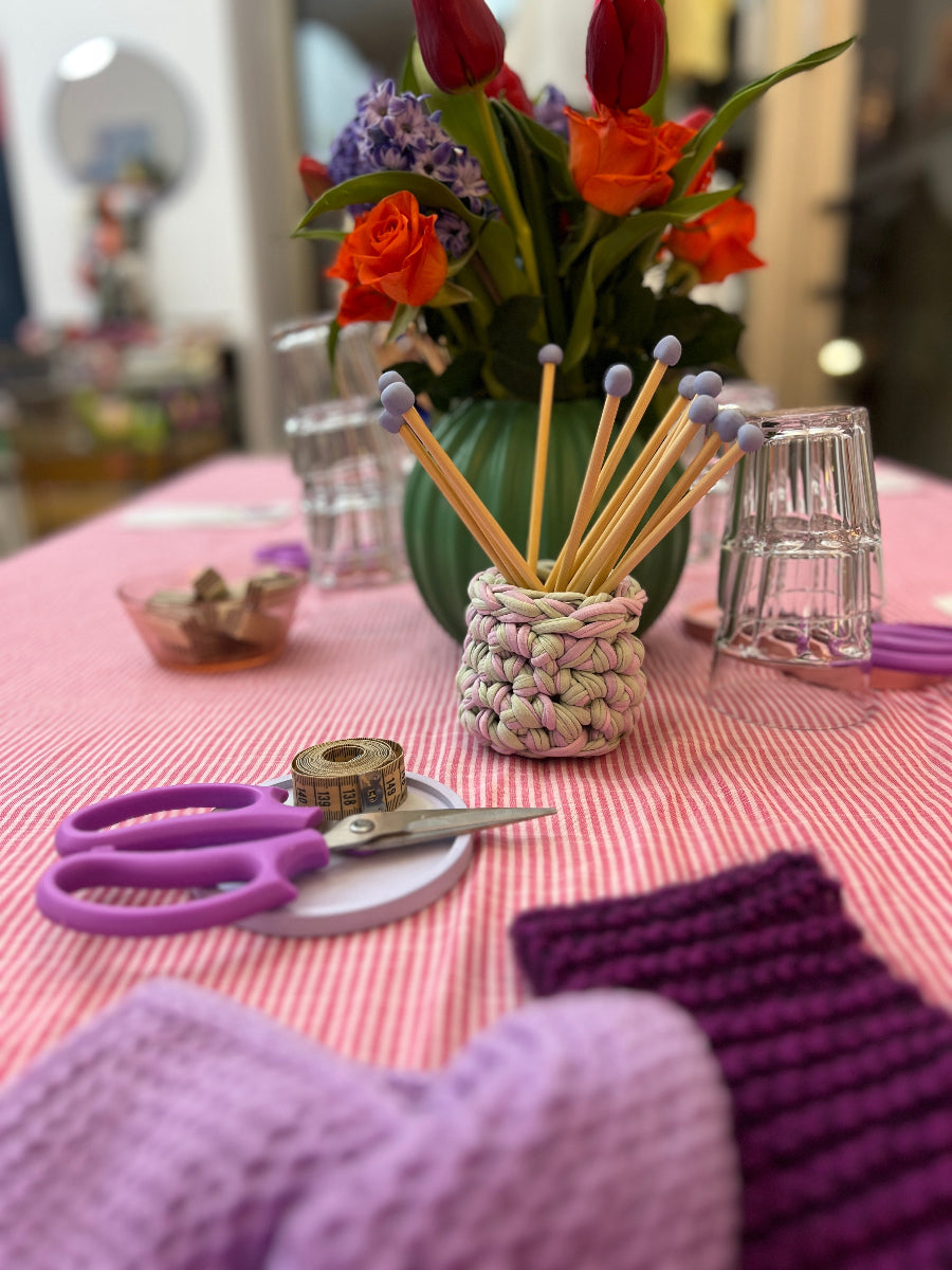 Schön gedeckter Tisch mit Stricknadeln, Wolle und Anleitungen für den Strick DIY Workshop in München. 