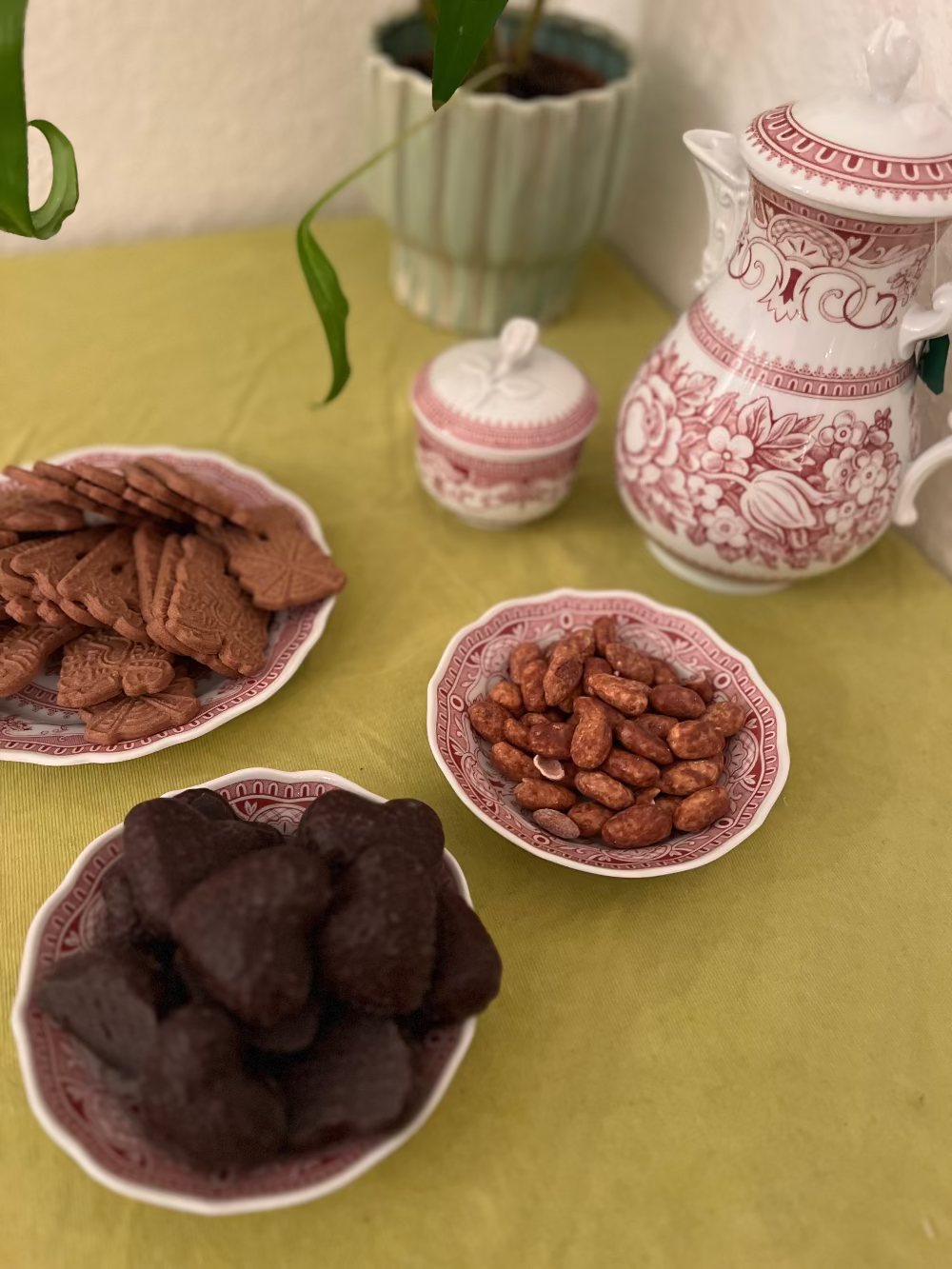 Reich gedeckter Tisch mit Plätzen und Tee für meinen Strickkurs in München.