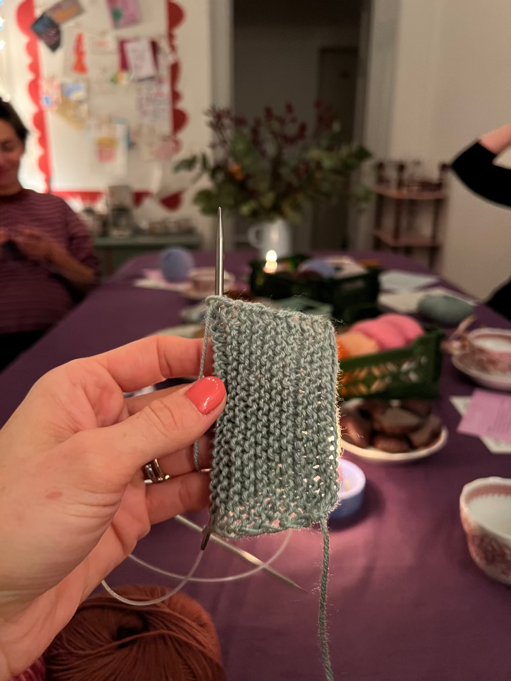 Strickschal in den Händen beim Strick Workshop Kurs in München.