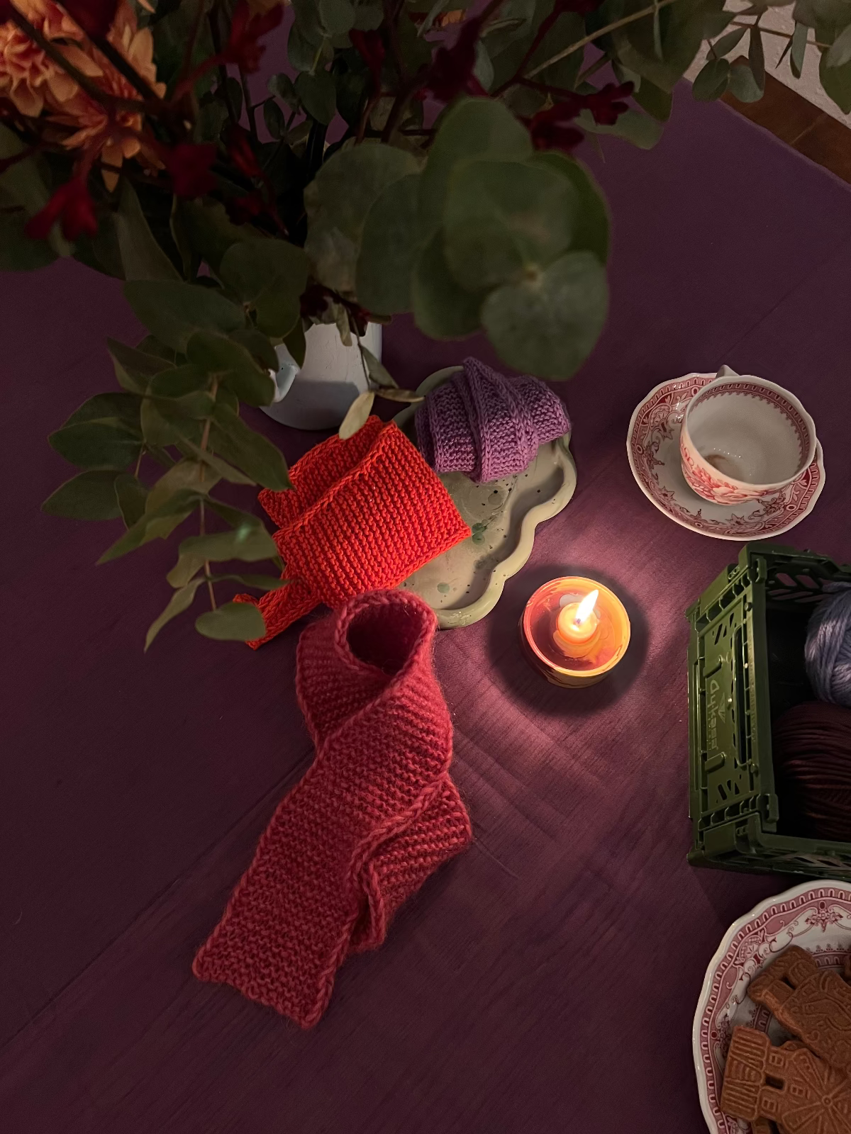 Handgestrickte Schals auf Workshoptisch.