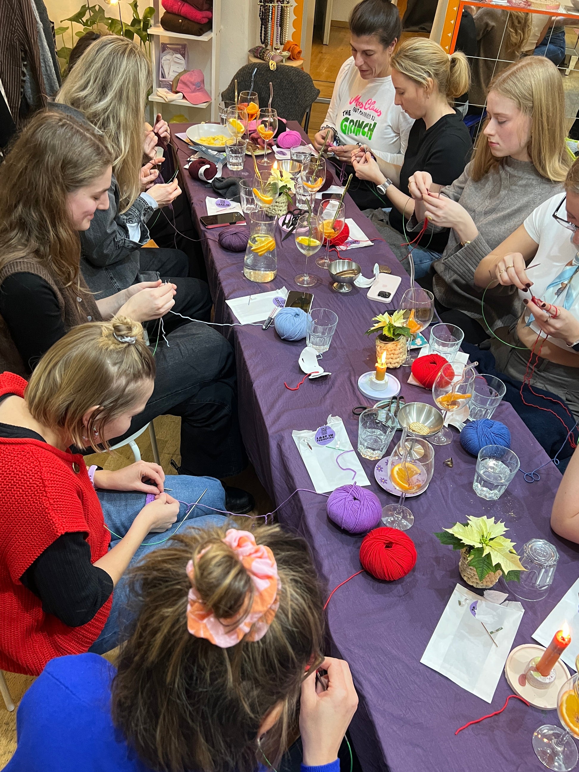 Viele Frauen stricken bei meinem Workshop in München.