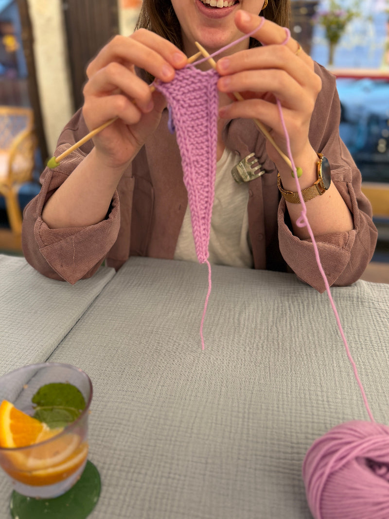 Teilnehmerin beim Strickkurs in München.