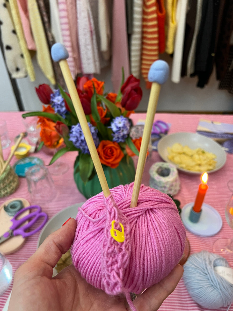 Tisch mit Stricknadeln, Merino Wolle und Anleitungen für den Strick DIY Workshop in München.