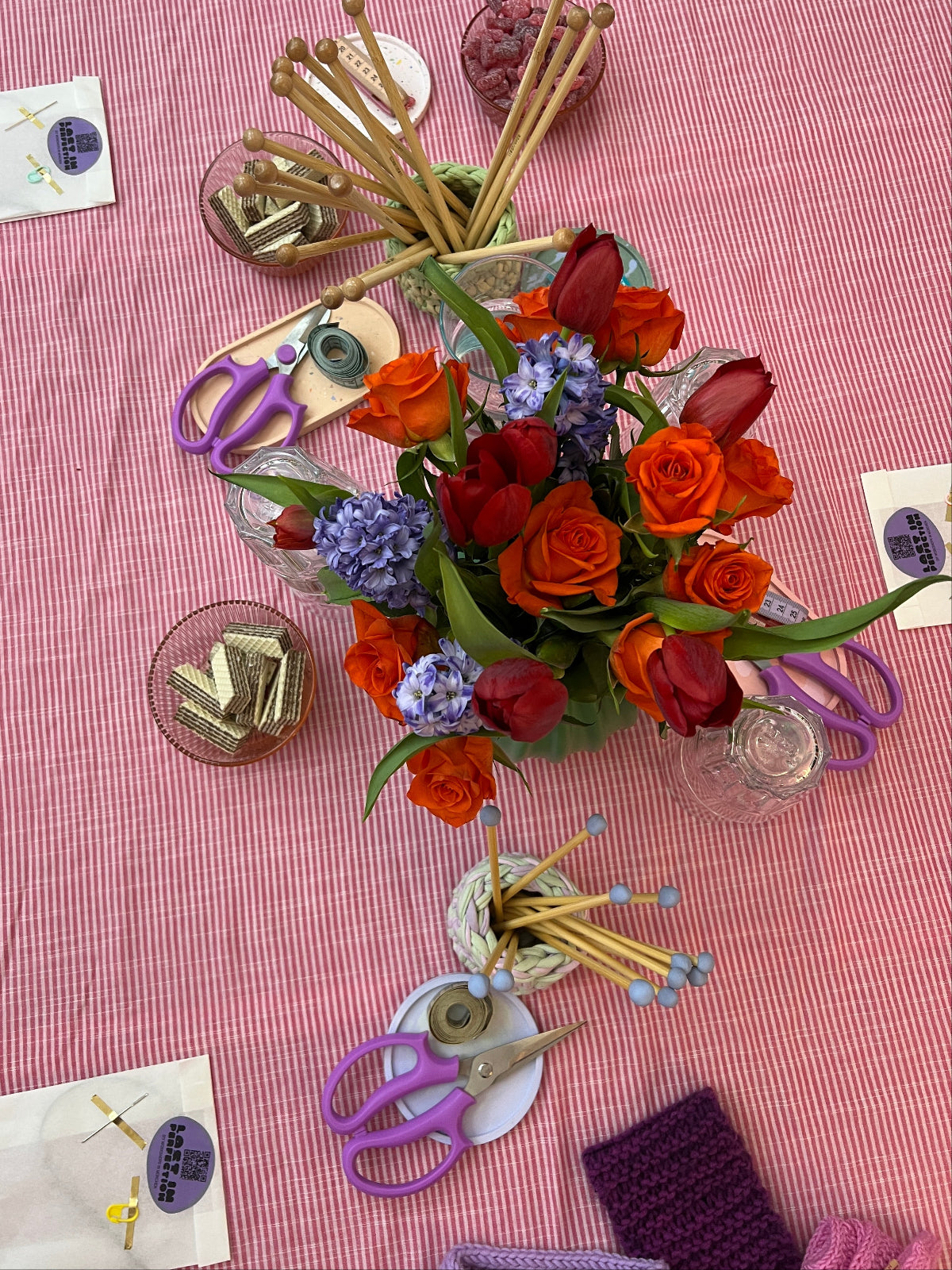 Tisch mit Stricknadeln,Wolle und Anleitungen für den Strick DIY Workshop. 