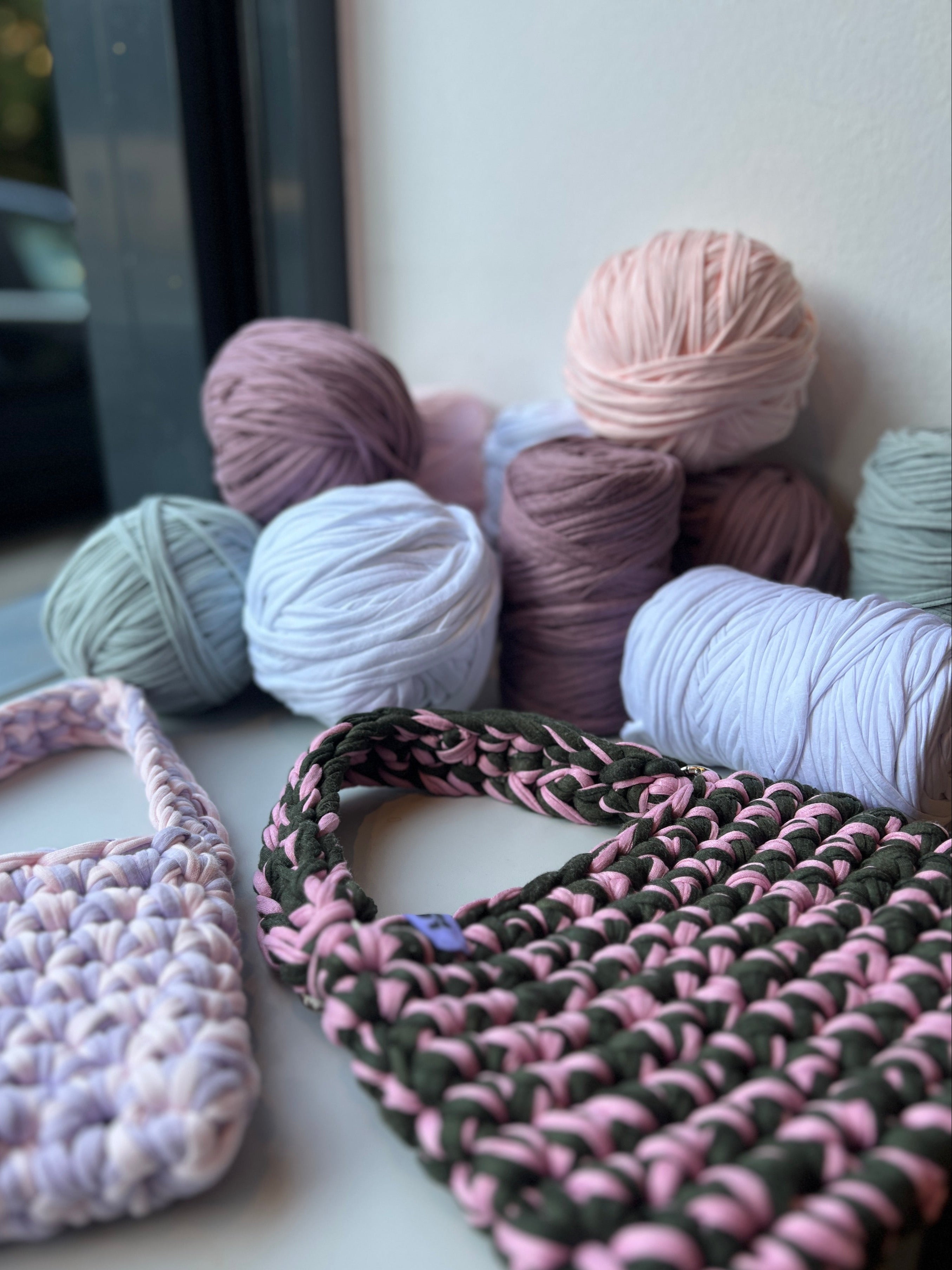 Baumwollgarn und Crochet Taschen auf Tisch zur Vorschau für den Crochet Workshop in München.