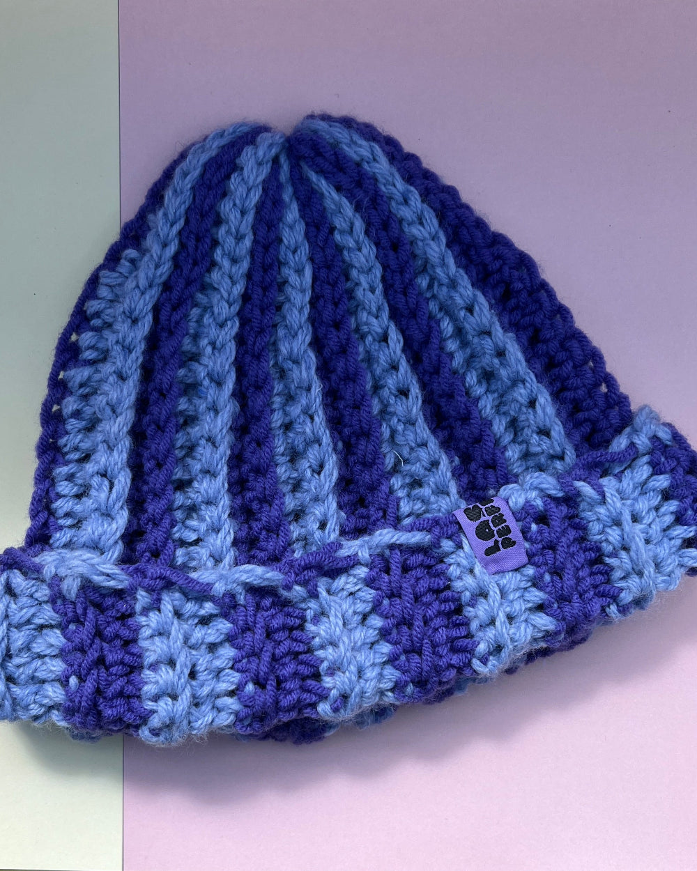 Handgemachte Mütze in Blau tönen.