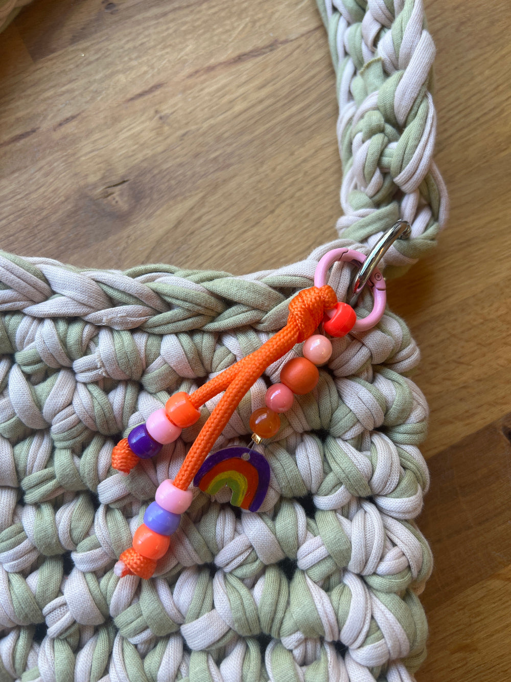 Charm an Tasche aus orangenen paracord. Selbstgemacht im Workshop.