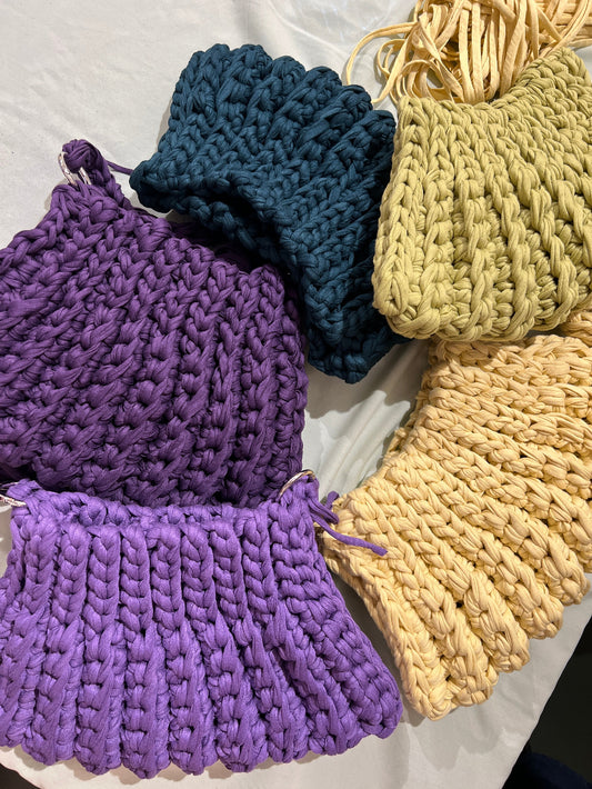 Taschen vom Workshop auf dem tisch. bunte recycling wolle