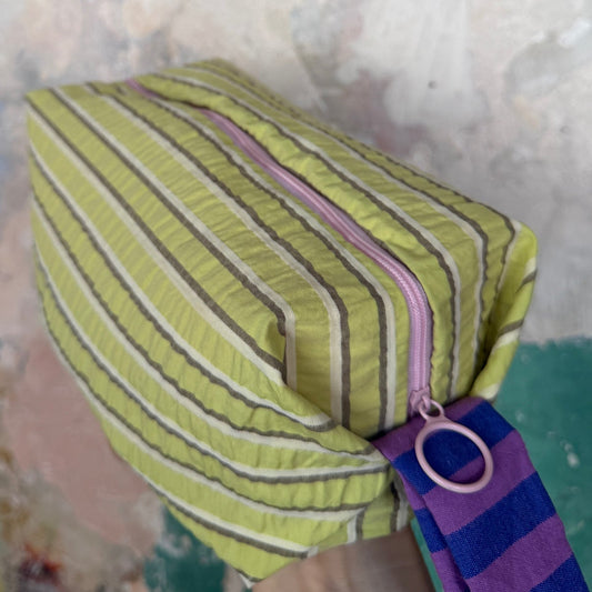 Grüne Kosemtik Tasche selbst genäht im Nähkurs bei Lost in Perfection in München.