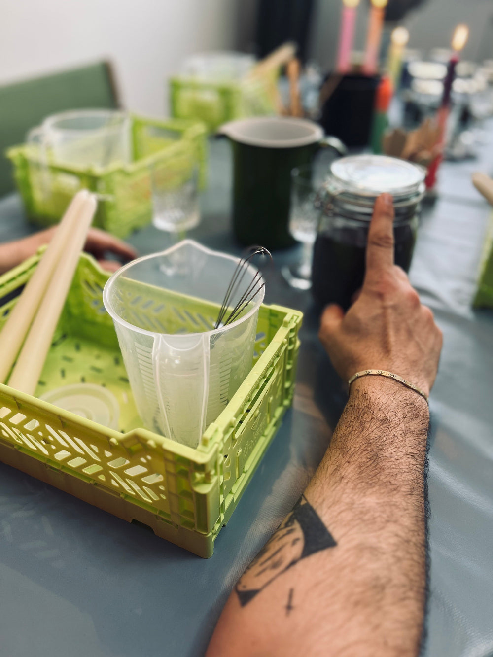 Gruppe gestaltet gemeinsam DIY Projekte bei einem Kreativ-Workshop für JGA und Kindergeburtstag in München