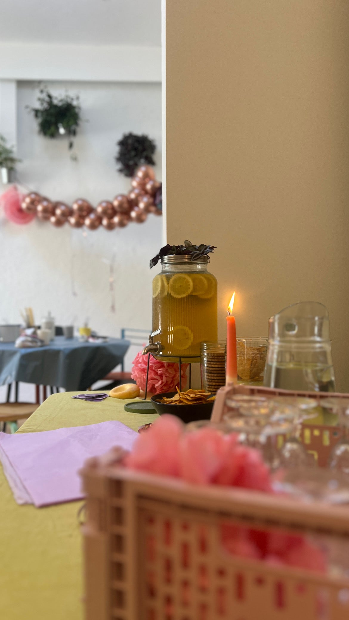 Getränke und Snacks beim kreativen Junggessellinnenabschied in München.