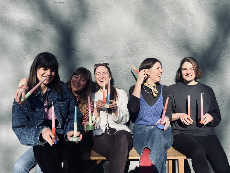 Team Event Foto von allen Teilnehmerinnen mit den fertigen Raysin Kerzenständern und dip dye kerzen in der Hand.
