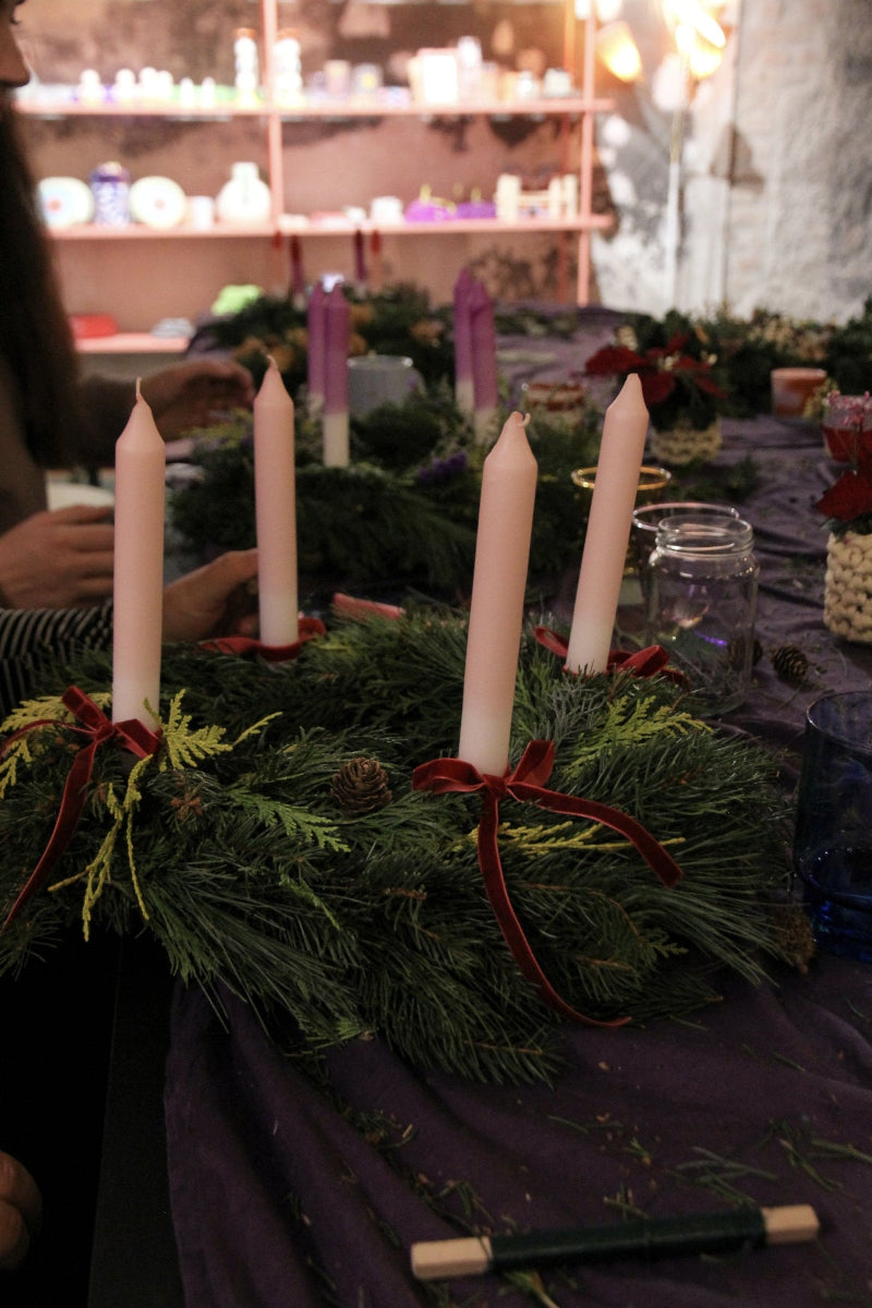 Bunte Adventskränze mit Wacholder und Tannenarten. Selbst den Advent verschönern und Kränze selber binden lernen.