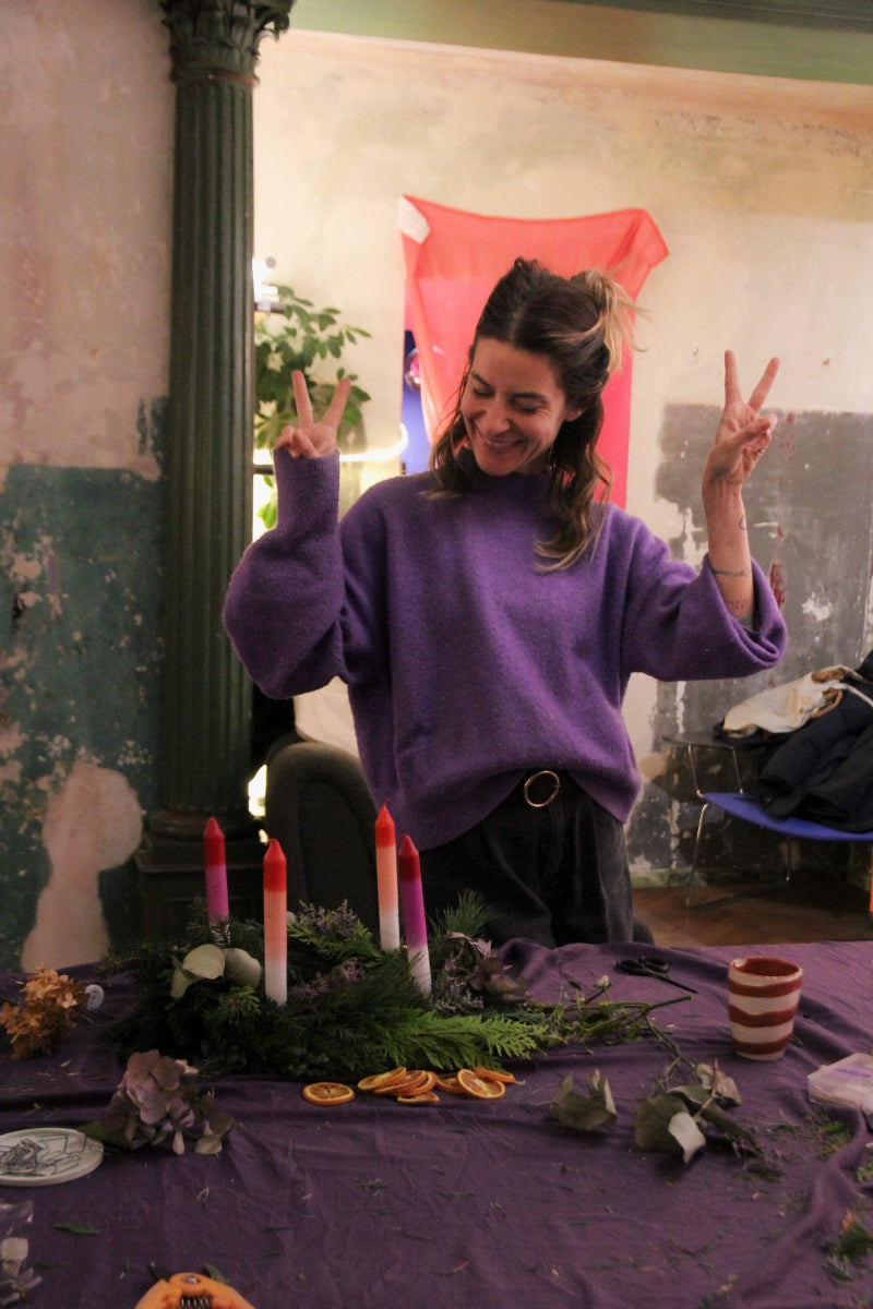 Workshop Teilnehmerin hat Spaß beim Adventskranz binden in München.