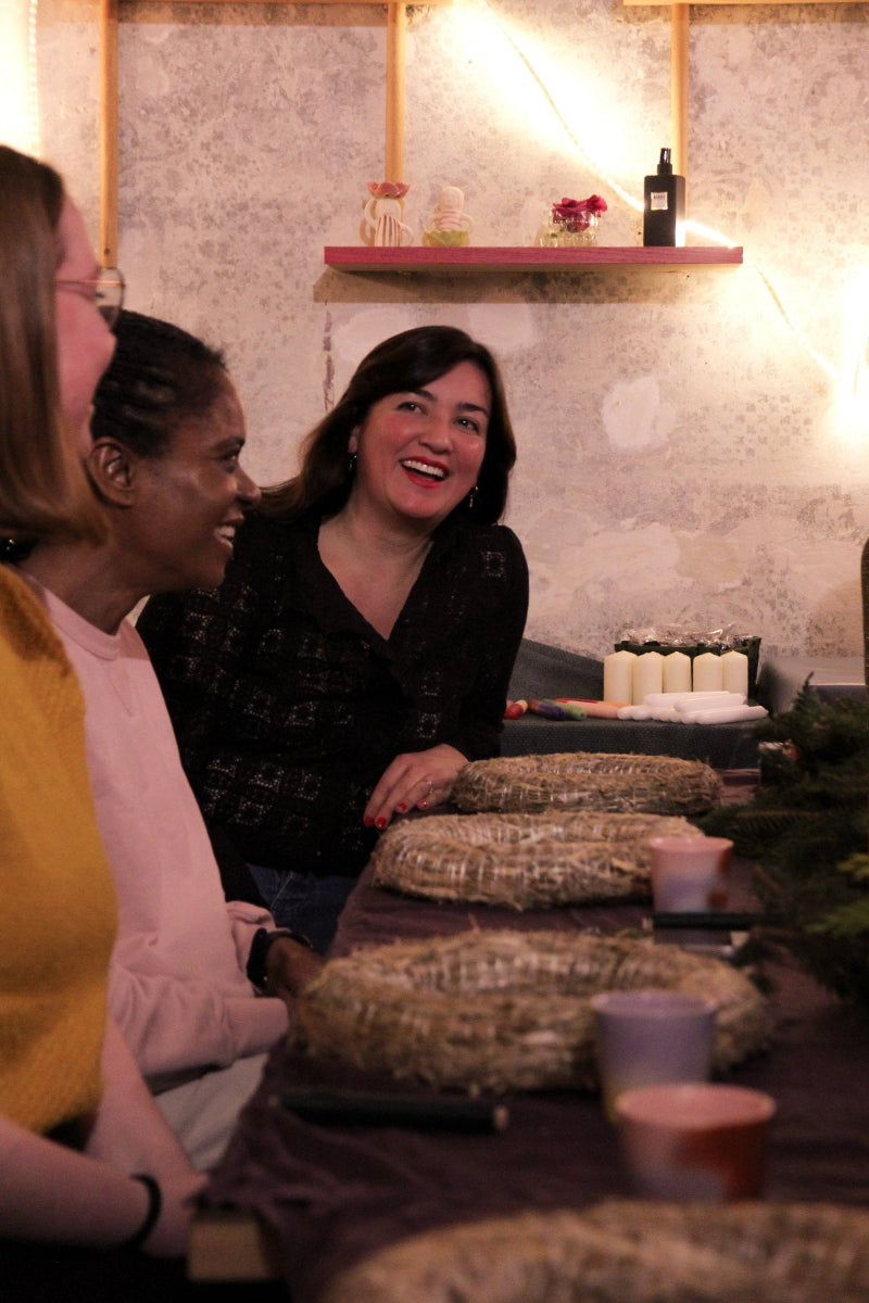 Workshopteilneherminnen lachen beim Adventskranz Worksh