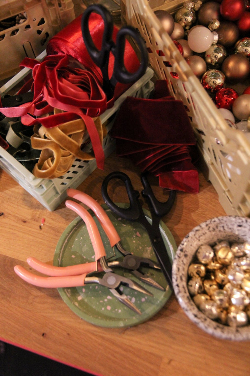 Dekoration beim X-Mas Workshop für die Adventskränze. 