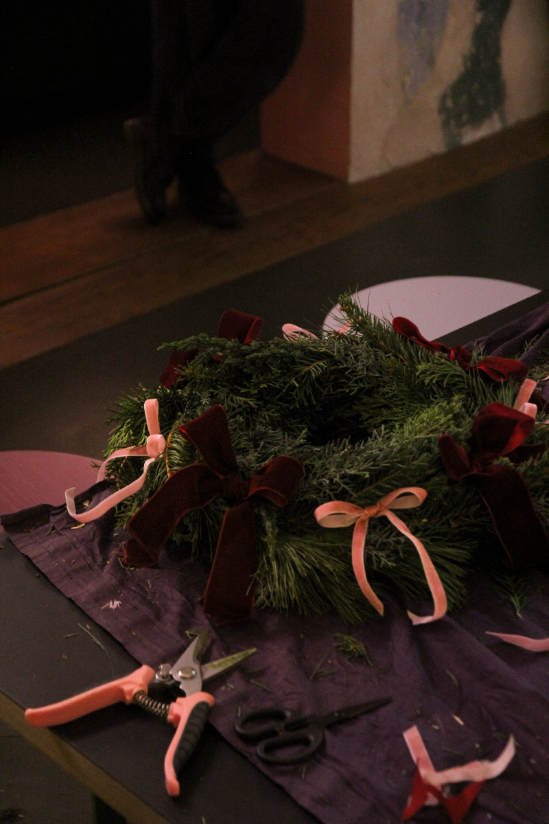 Schleifen aus Samt auf Adventskranz vom Workshop aus München. 