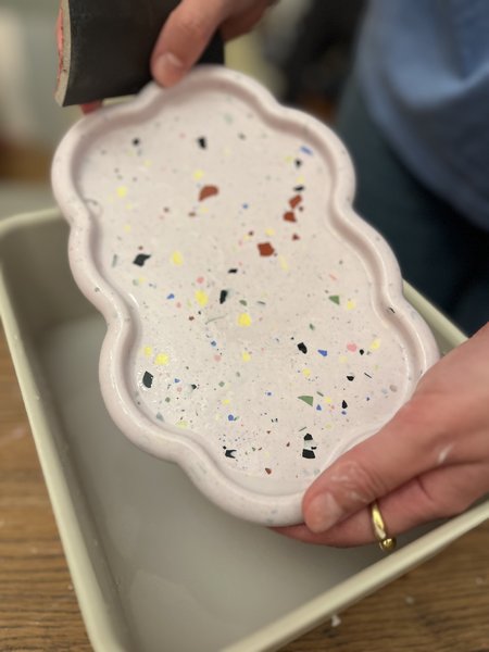 Eine selbstgegossene Schale wird abgeschliffen im Workshop in München.
