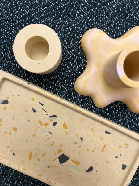 Terrazzo Tablett auf Tisch mit Kerzenständern hergestellt im Workshop.
