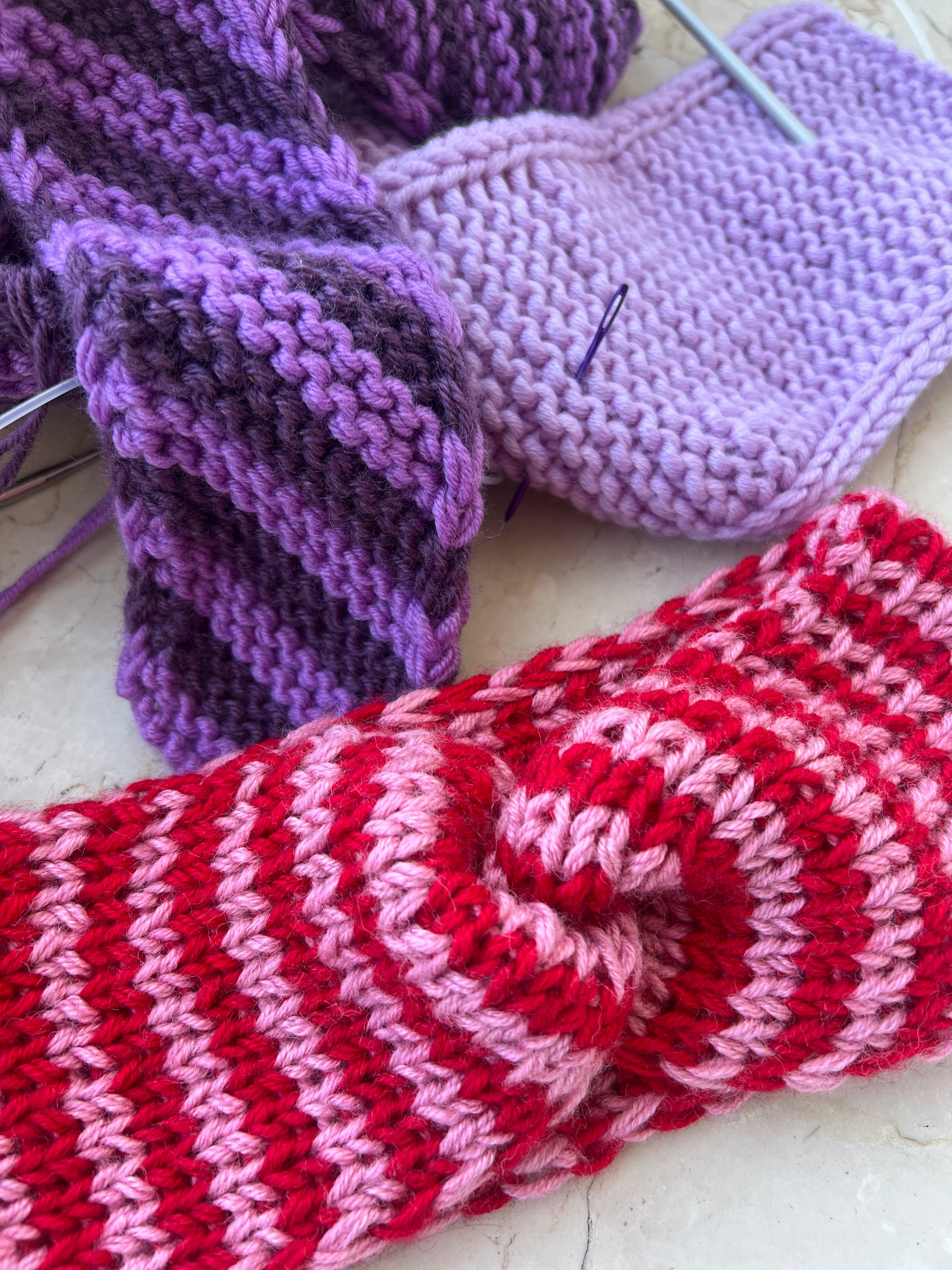 Gestrickte schals auf tisch.