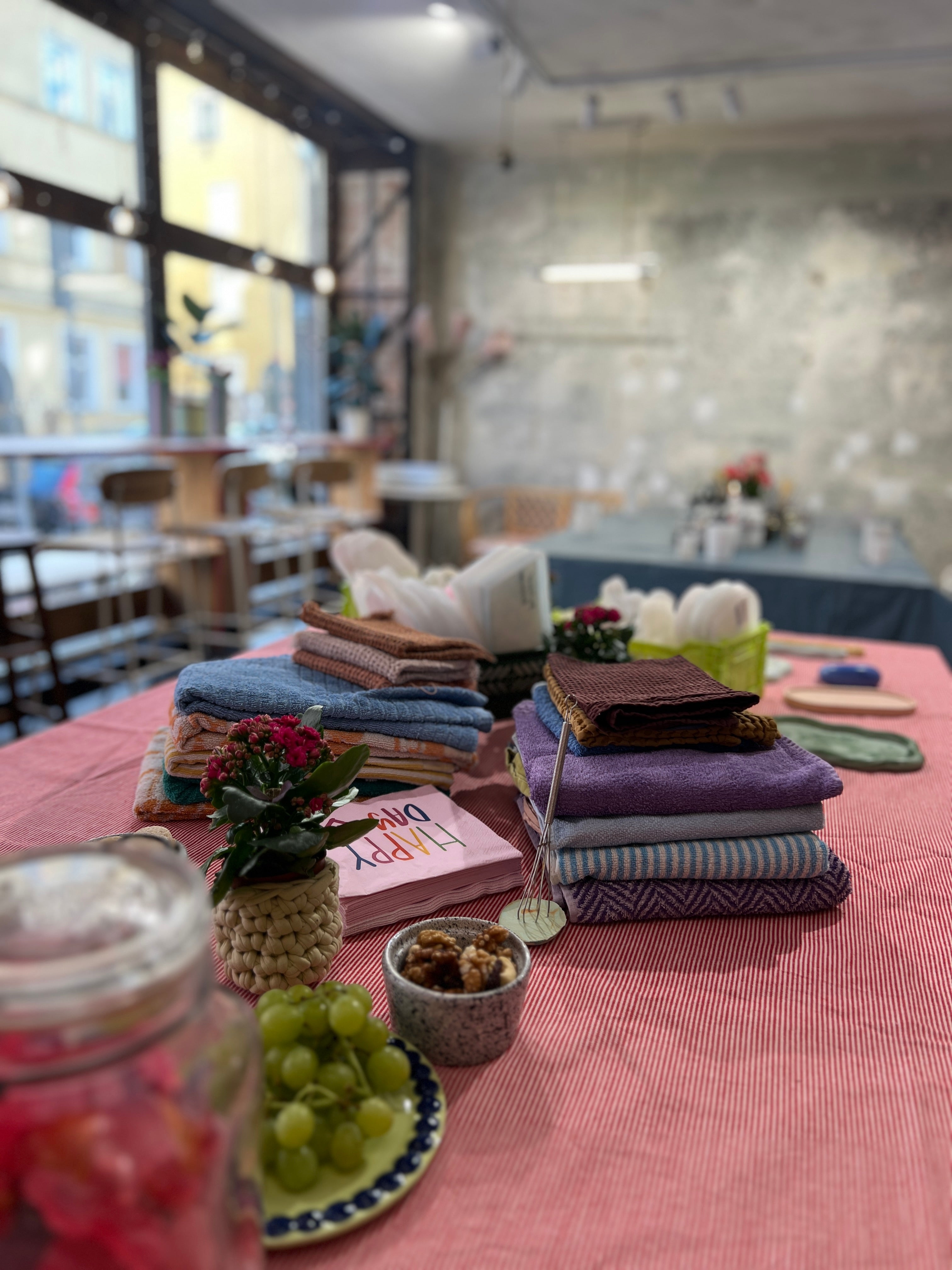 Lecker gedeckter Tisch mit Kreativ raum in hintergrund. Raysin Terrazzo gießen als Geschenk.