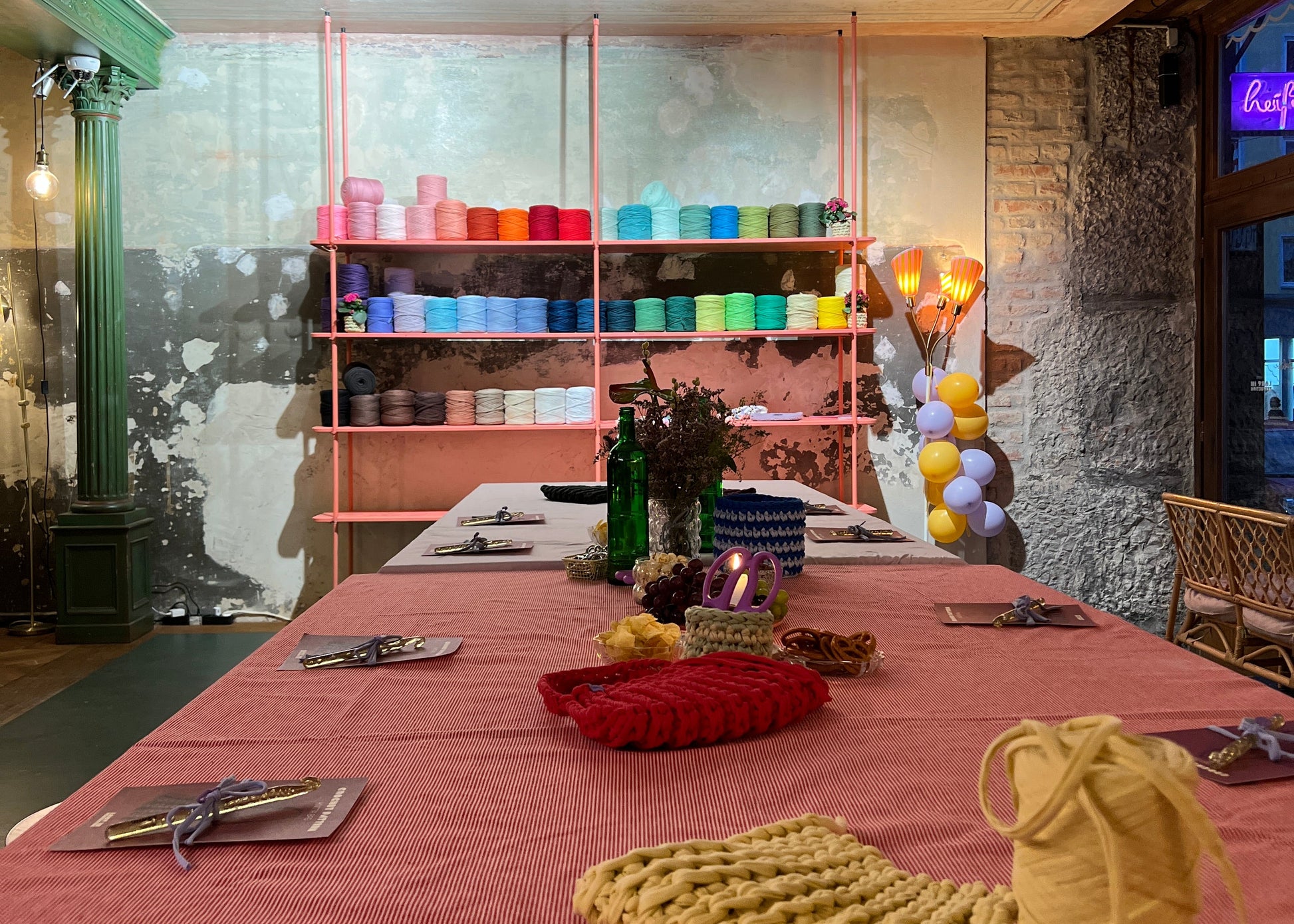 Workshop Raum mit Wolle, schöner Deko und bereit für einen neuen Kurs um Taschen zu häkeln.